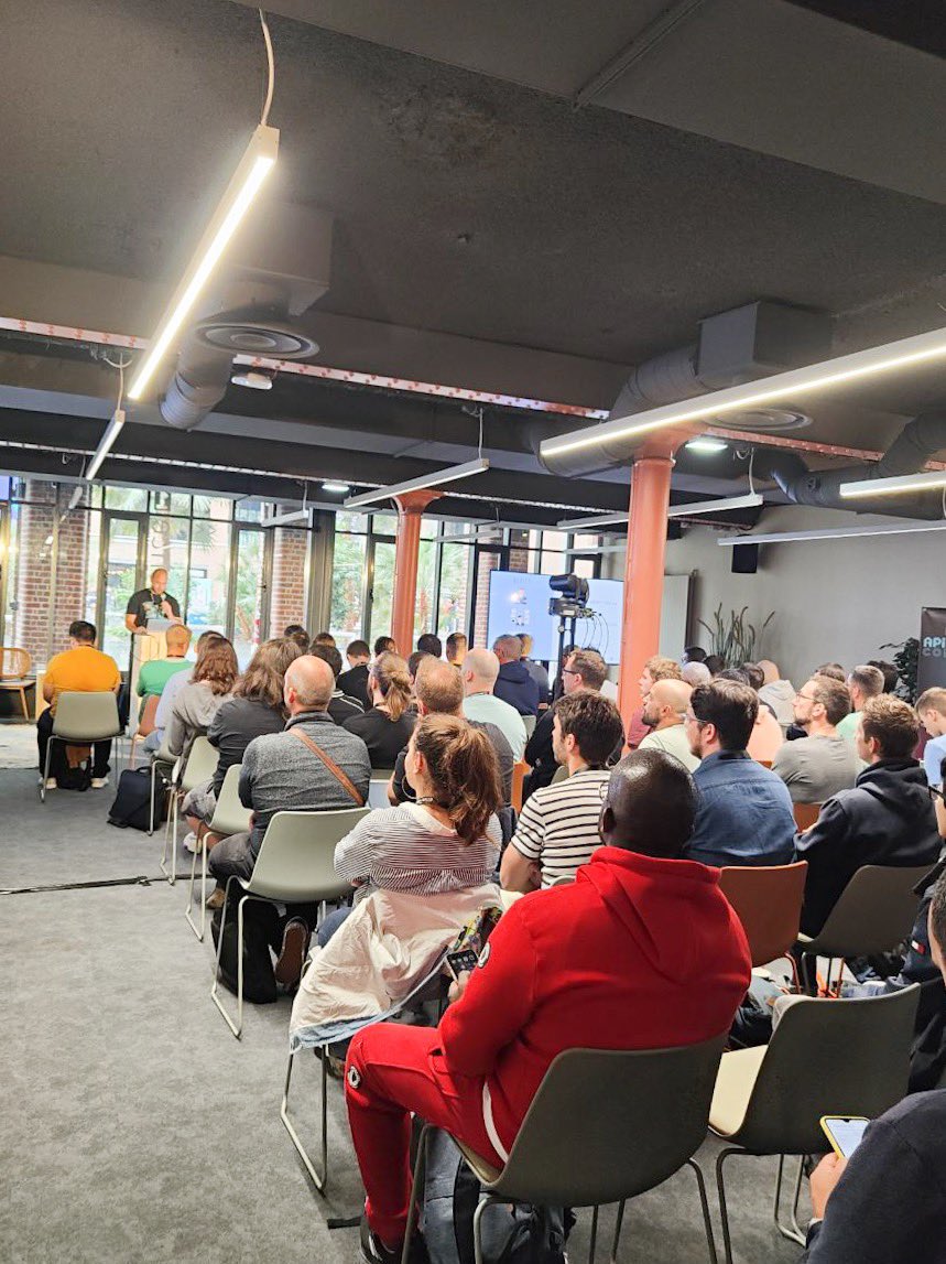 Full house for <a href="/epatwon/">Lemahieu Nicolas</a> at the #APIPlatformCon and his talk about his work at @AlicesGardenFr