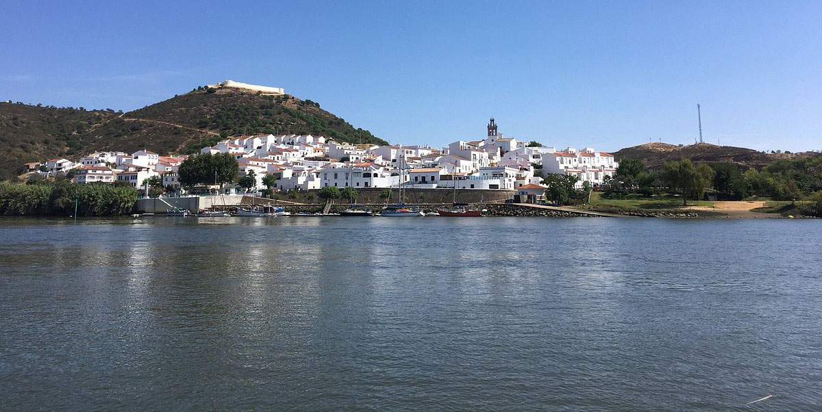 HomeExchange's tweet photo. Sanluar de Guadiana is a beautiful village in Spain... but only just; a 2 minute ferry ride takes you across the river to Portugal.
Swap to this lovely townhouse with it's riverview roof terrace 💙
#beautifuldestinations #andalucia #houseswap #travel
https://t.co/1bidD4znYB https://t.co/cEN5perA9O