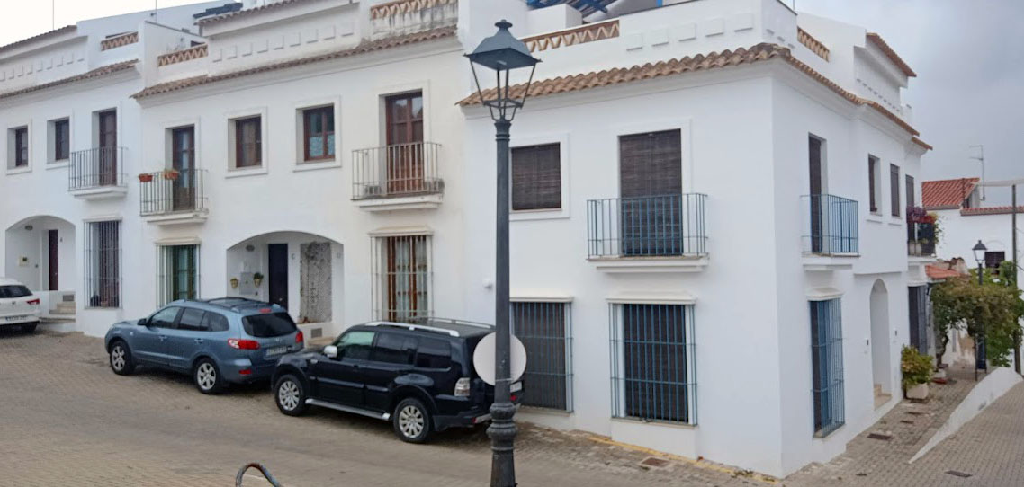HomeExchange's tweet photo. Sanluar de Guadiana is a beautiful village in Spain... but only just; a 2 minute ferry ride takes you across the river to Portugal.
Swap to this lovely townhouse with it's riverview roof terrace 💙
#beautifuldestinations #andalucia #houseswap #travel
https://t.co/1bidD4znYB https://t.co/cEN5perA9O