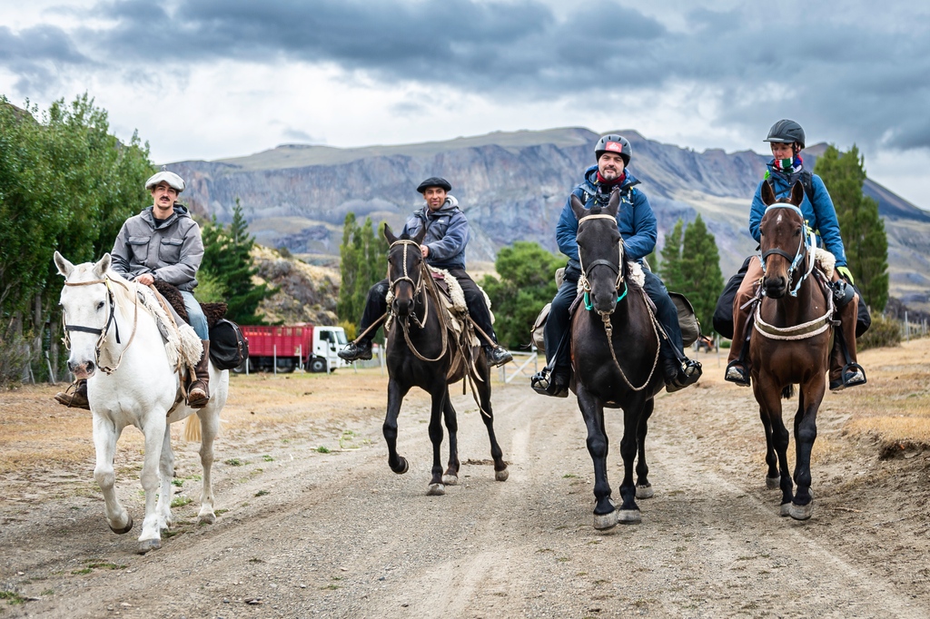 gauchoderby's tweet image. During the Gaucho Derby our crews are mounted.   The course of the race is very remote and mostly only accessible by horseback.

#GauchoDerby

Photo by: @sarahfarnsworthfieldsports