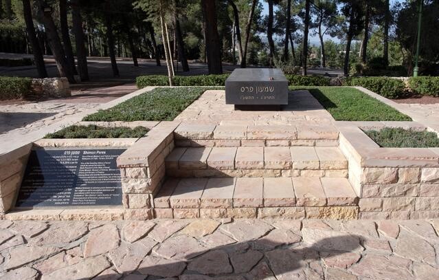 On 15.09.22, H.E. Alex Kallua attended a memorial service commemorating six years since the passing of the ninth President and eighth PM of the State of Israel, Shimon Peres.
The event took place at the Great Leaders of the Nation plot, Mount Herzl National Cemetery, Jerusalem.