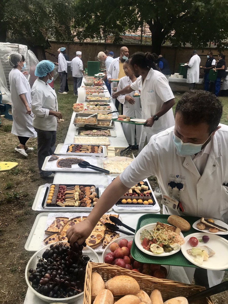 hopitalbeaujon's tweet photo. #QVT #VieàlAPHP | Mardi, tous les professionnels de l’@hopitalbeaujon @APHP étaient invités à un déjeuner dans les jardins. Un moment de convivialité autour d’un buffet froid pour leur souhaiter une bonne rentrée ! Bravo aux équipes impliquées dans l'organisation de l’événement ! https://t.co/FVWUjbTYTs