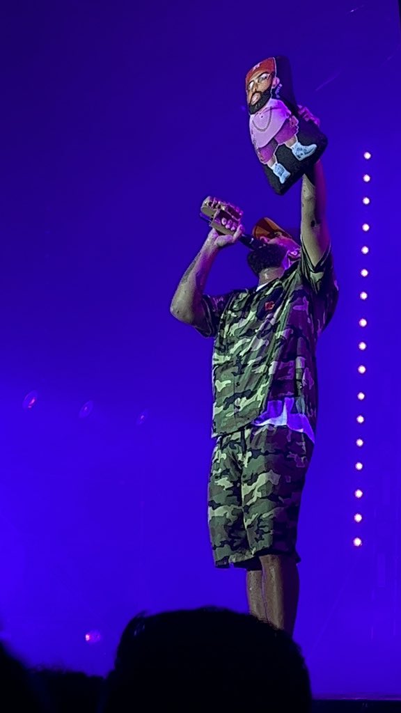 lo mejor de la noche ver a un barbudo de Humacao cantar en vivo