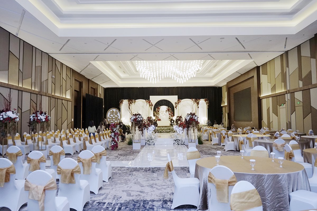 Pick your desirable wedding venue from our semi-outdoor, to our luxurious Convention Centre and let our Wedding Specialists help you creating the moment that reflects your love for another.