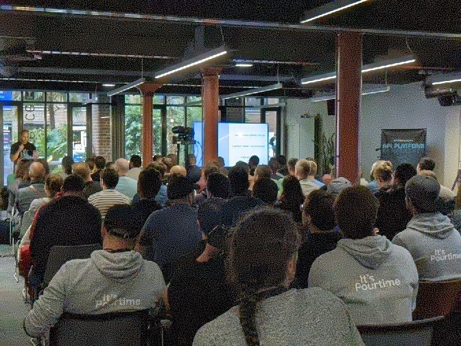 Salle comble pour le talk de <a href="/epatwon/">Lemahieu Nicolas</a>, présentation de l'architecture en place chez @AlicesGardenFr. Retour d'expérience très intéressant sur la réécriture d'une grosse application #ApiPlatformCon