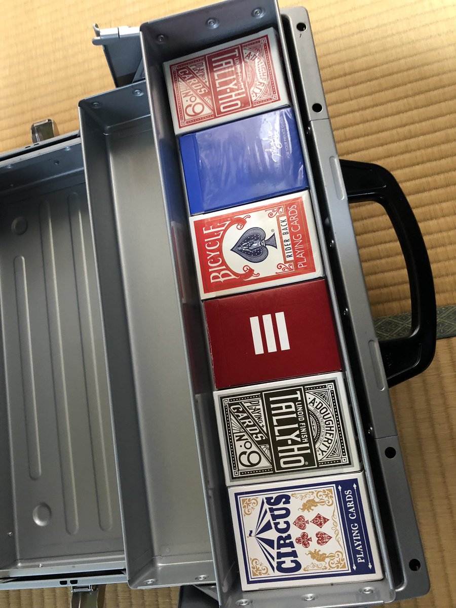 samurai_deck's tweet photo. TONEの工具箱を買ったんですが、これがまたデックにピッタリなんですよね。3個重ねられて、横に6個入ります。合計72個入ります！しかも少し隙間があるので取り出しやすい！中央部分にはマジック道具など色々いれられますね！ https://t.co/suvvdObmGI
