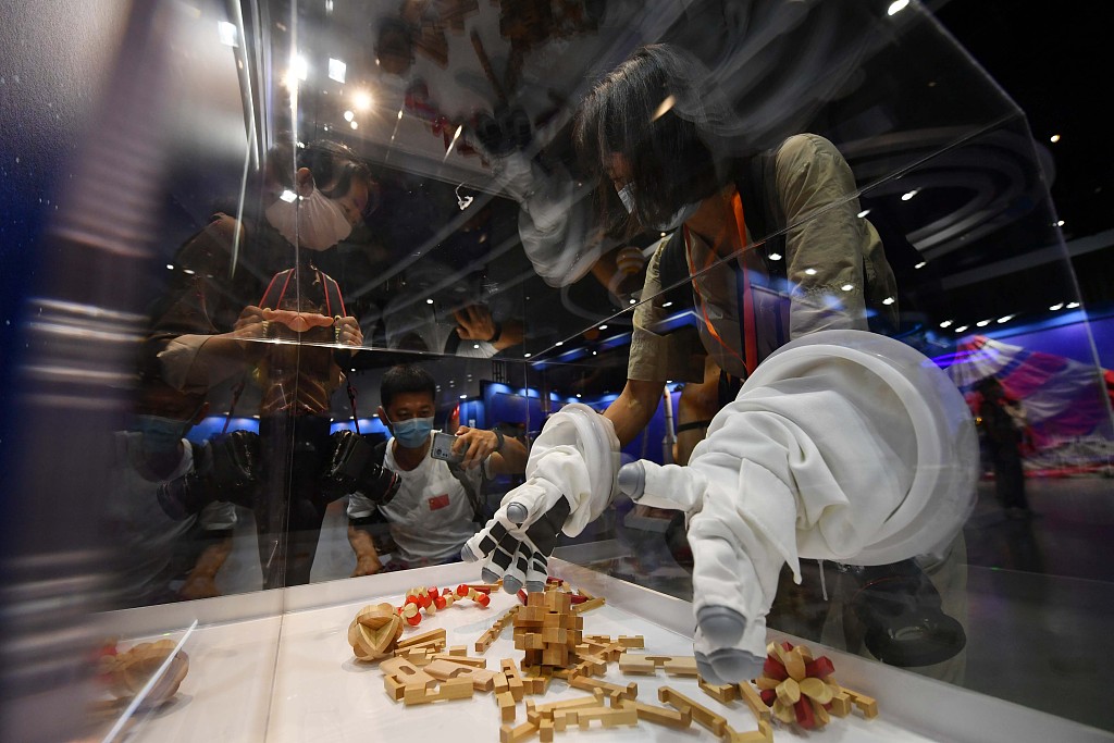 wulei2020's tweet photo. The #ReturnCapsule of #Shenzhou13 manned spaceship is on display for the first time in Beijing during 12th #BeijingScienceCarnival, which runs from today till September 30. Apart from the exhibition, visitors can also participate in a variety of activities.(Photo courtesy of VCG) https://t.co/rQTqtIBHfO