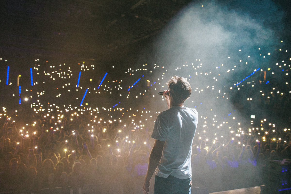 Freitag und Samstag spiele ich meine letzten beiden Konzerte. 🥲 
Alle bis jetzt gesammelten Rückläufer und Stornos gehen ab JETZT noch mal in der Vorverkauf! Es gibt also nochmal Karten für beide Tage ab sofort hier: krasserstoff.com/kiox
