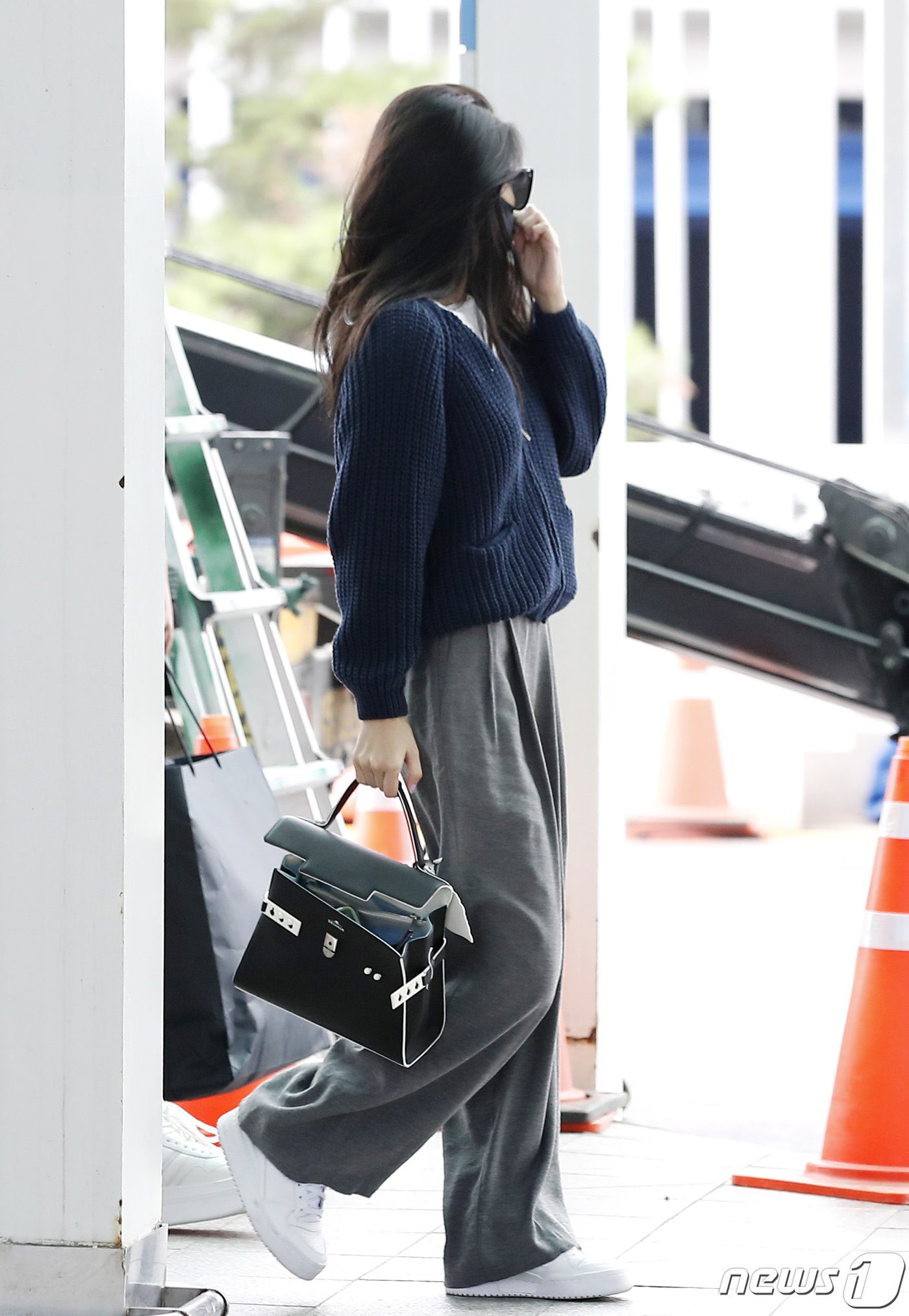 gi 🌙 on X: JENNIE with her Delvaux Tempête MM Lining Clouds Bag ☁️   / X