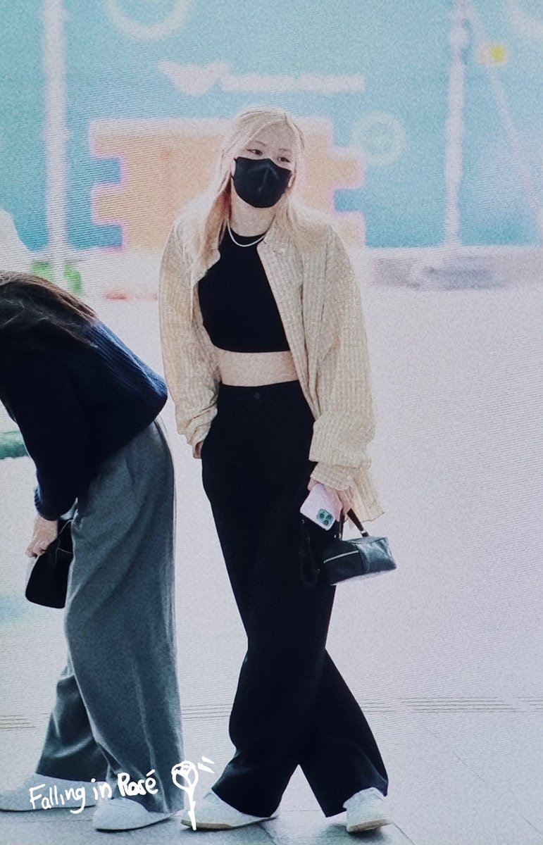 FALLING IN ROSÉ tweet media