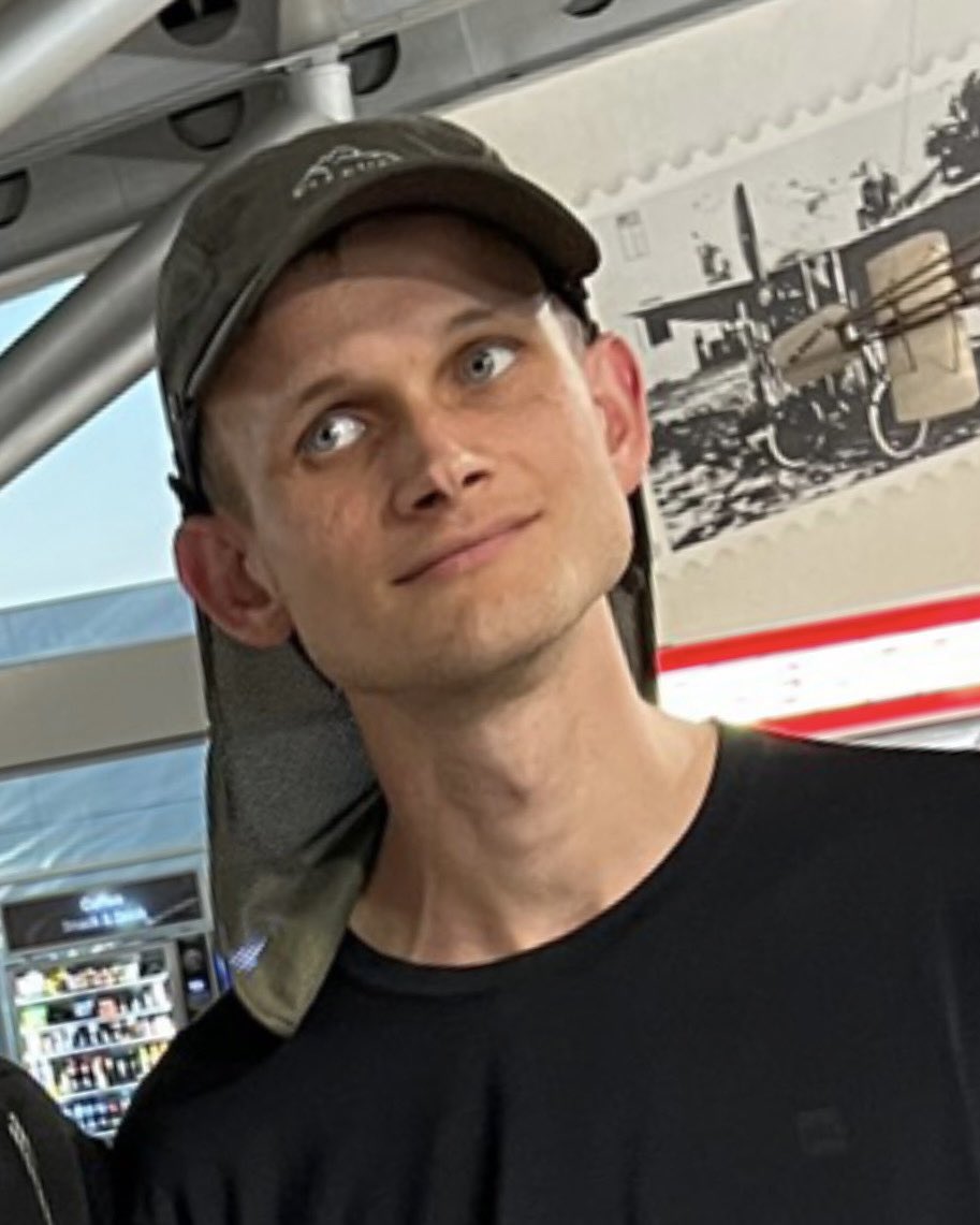 LilMoonLambo's tweet photo. vitalik buterin is a fashion icon https://t.co/6HVj5jeoIX