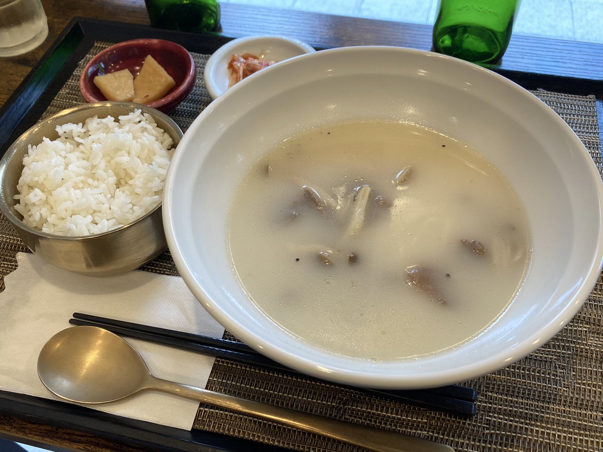 kansyoku_nikki's tweet photo. 鹿児島県産黒毛和牛さつまビーフを使用したソルロンタン。ランチはこれのみとのことでしたが、1人前税込980円はかなりお値打ちかと。夜は各種ブランドマッコリ、自然派ワイン、モヒートなどを飲みながら韓国料理を楽しめるそうです。
#コリアチックジャパン 下見
#三進トラベルサービス
#福岡
#ansic https://t.co/fPd9NnoND4