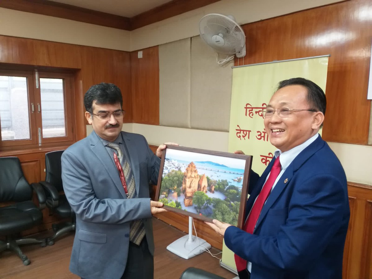 ICC_Chamber's tweet photo. Mr. Maneesh Kr., Jt. Director General- DGCA and Mr. Hoang, Vice Chairman of Khanh Hoa Province of Vietnam during the Vietnam delegation visit to DGCA HQ. Delhi.
#IndianChamberofCommerce #WBIDC #Vietnam #bilateraltrade
@AmbHanoi @wbidc @PradeepSureka1 @rajeevstyagi https://t.co/QTqASFaOfK