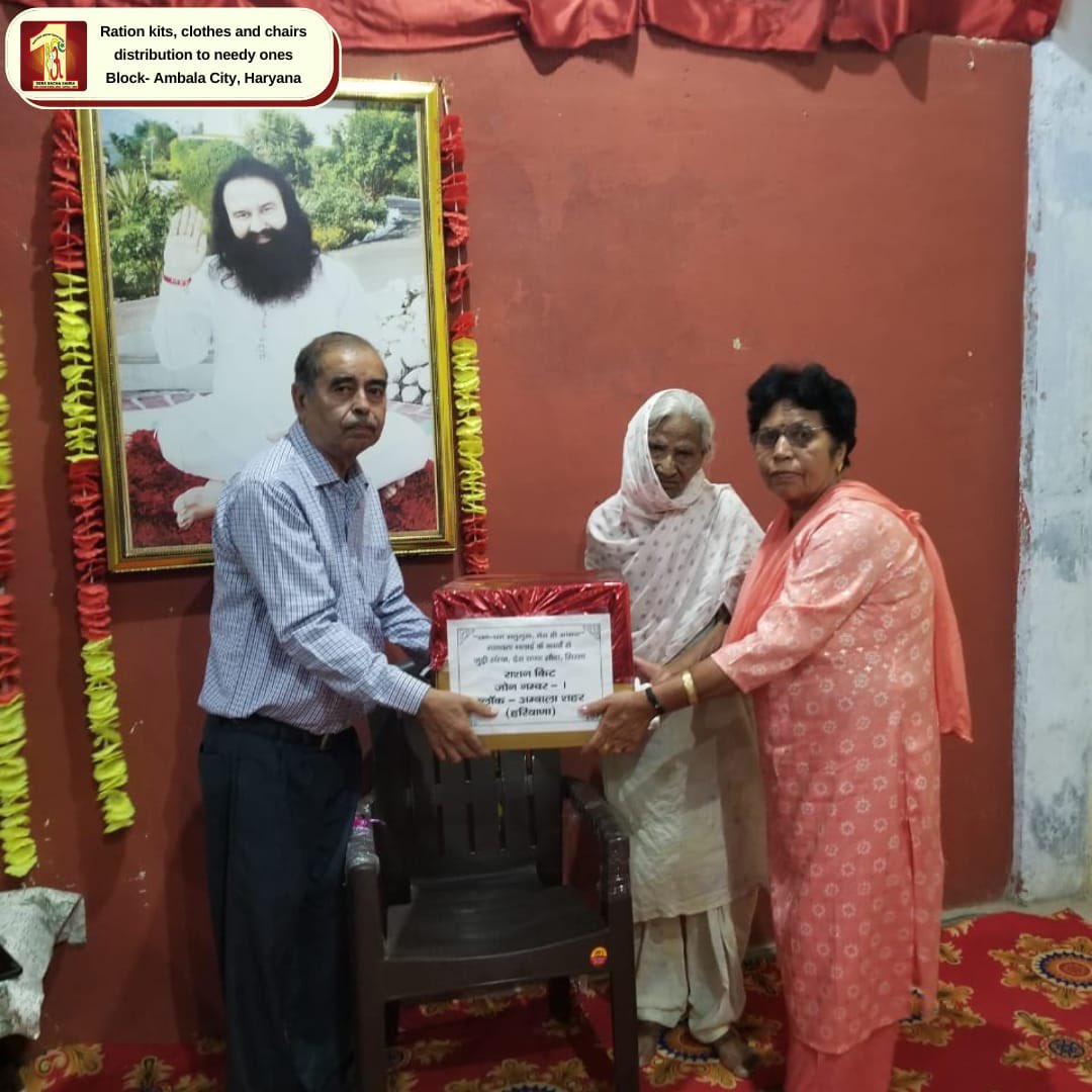 DSSNewsUpdates's tweet photo. Do you know anyone who's To-do list includes welfare with their own tasks? Yes, they are #DeraSachaSauda volunteers!
Glimpses of chairs donation for the old &amp; physically challenged; and ration and clothes to needy! #142WelfareWorks https://t.co/PzRBqNrSPT