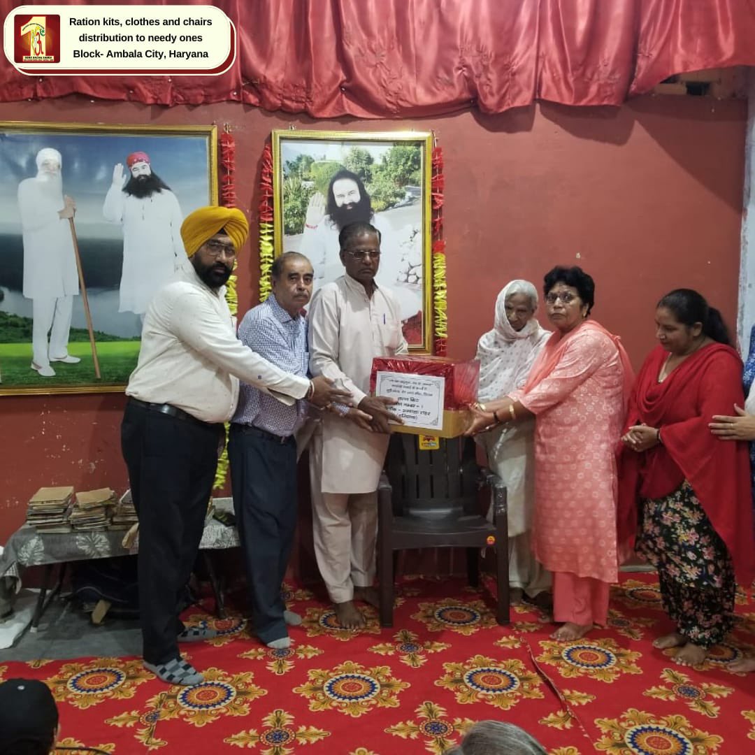 DSSNewsUpdates's tweet photo. Do you know anyone who's To-do list includes welfare with their own tasks? Yes, they are #DeraSachaSauda volunteers!
Glimpses of chairs donation for the old &amp; physically challenged; and ration and clothes to needy! #142WelfareWorks https://t.co/PzRBqNrSPT