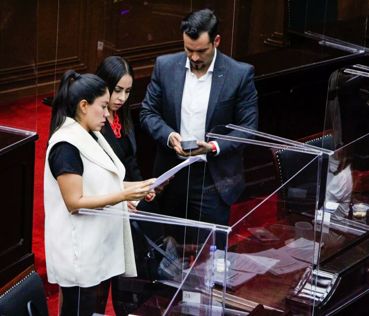 Pasada la media noche concluimos el primer periodo de sesiones, los diputados de la #75LegislaturaDeMichoácan continuamos trabajando por nuestro Estado. Les envió un abrazo a quienes estén despiertos, que la noche es joven y todavía tenemos reunión con el equipo de trabajo.