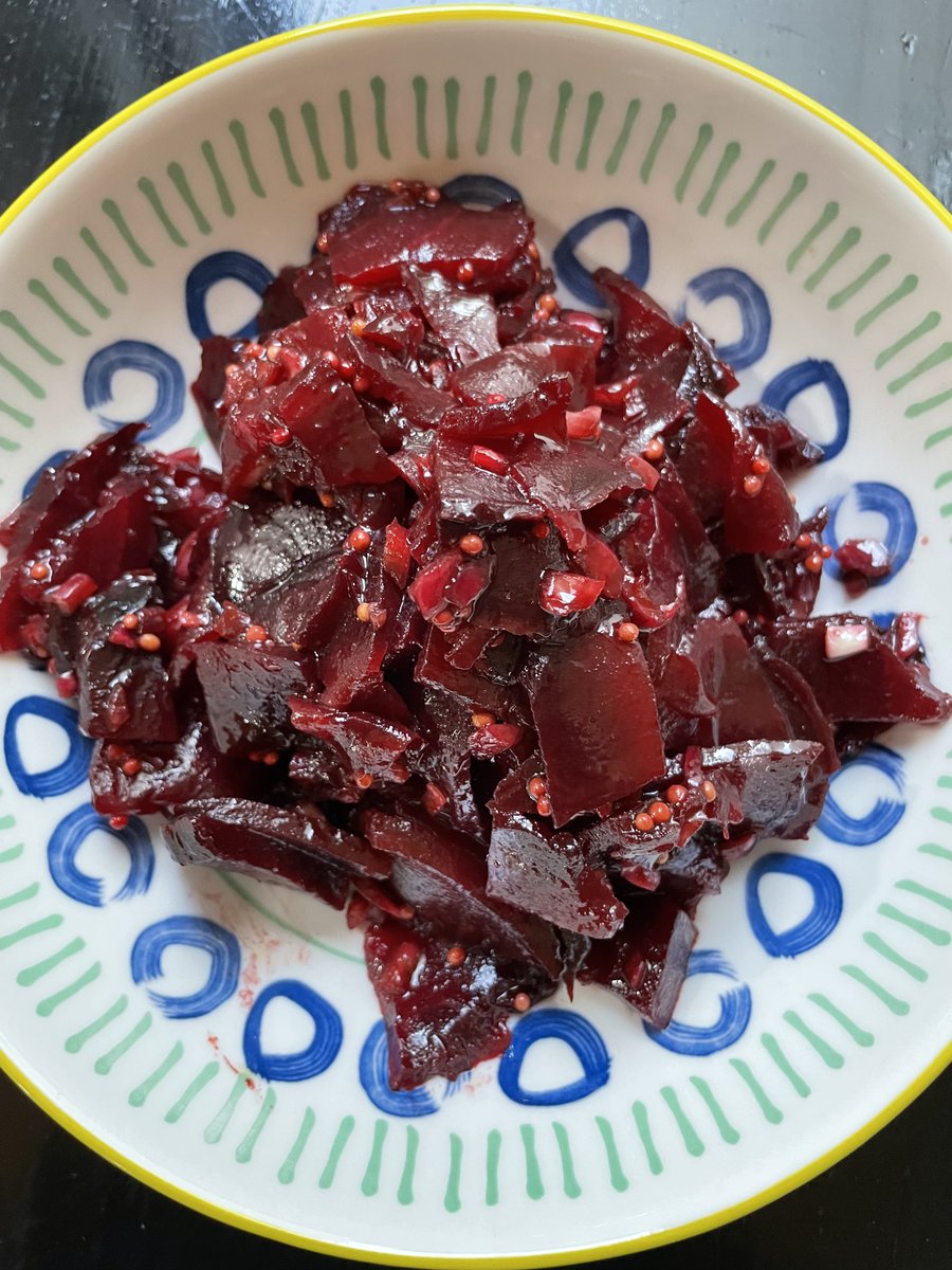 Gestern Rote-Bete-Salat mit ganzen Rüben aus dem Ofen gemacht (nur Salz, Hitze, Zeit) - dabei entsteht eine fast fleischige Textur. Special Vinaigrette: rote Zwiebeln, Balsamico, Sriracha-Sauce (!), Honig, Olivenöl und wenig Leinöl (!), Senfkaviar - ein neuer Rote-Bete-Genuss!