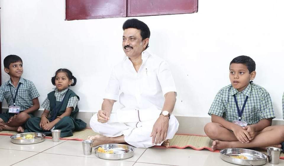 Udhaystalin's tweet photo. பசி, கல்விக்கு என்றும் தடையாகக் கூடாது என்ற தாயுள்ளத்துடன், தமிழ்நாடு கல்வியில் மென்மேலும் சிறக்கும் வகையில், வரலாறு போற்றும் ‘முதலமைச்சரின் காலை உணவு திட்ட’த்தை மதுரையில் தொடங்கிவைத்து நீதிக்கட்சியின் நீட்சியாக திராவிட மாடல் அரசை வழிநடத்தும் முதல்வர் @mkstalin அவர்களுக்கு நன்றி. https://t.co/5ruX3Bd33z