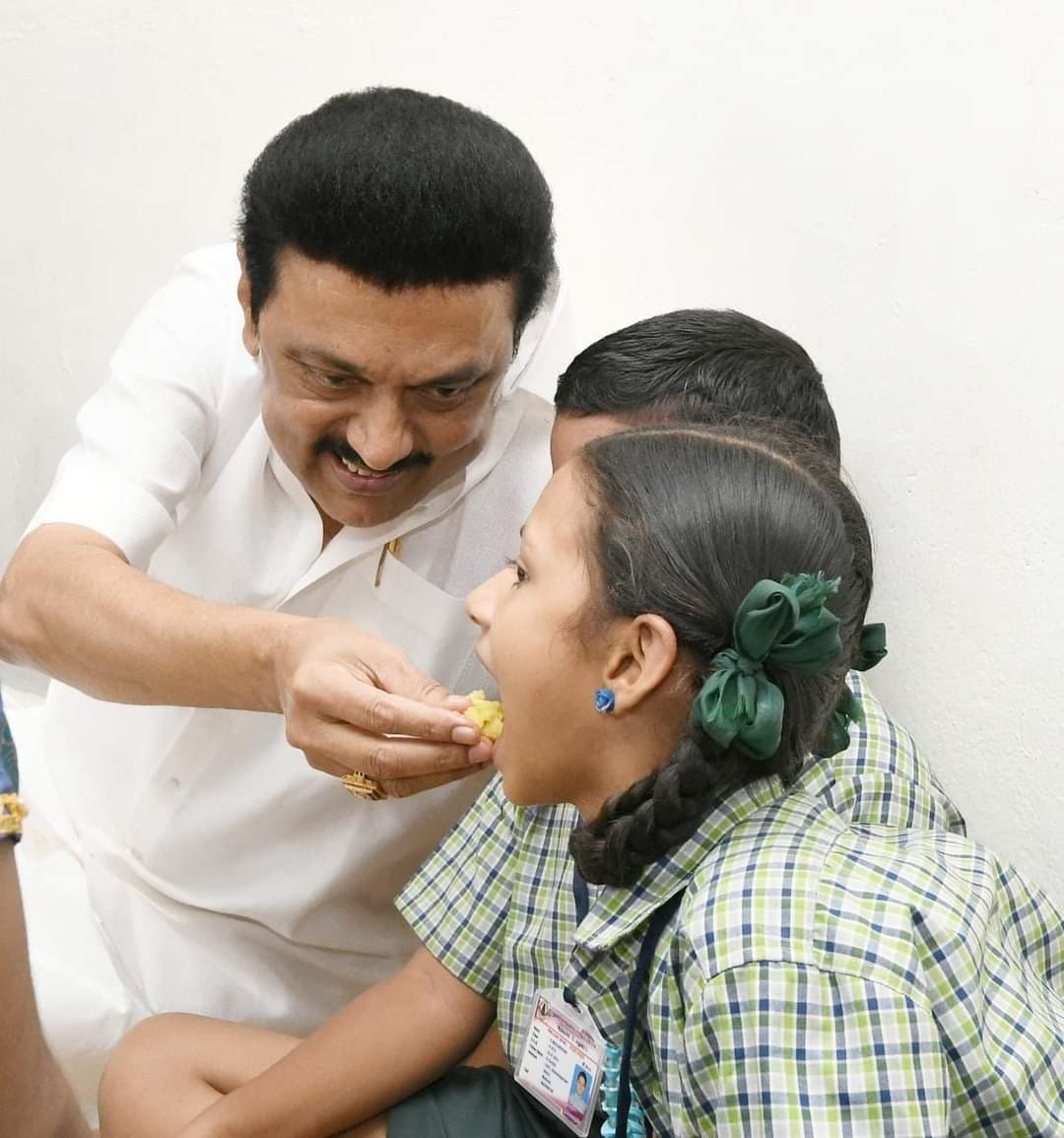 Udhaystalin's tweet photo. பசி, கல்விக்கு என்றும் தடையாகக் கூடாது என்ற தாயுள்ளத்துடன், தமிழ்நாடு கல்வியில் மென்மேலும் சிறக்கும் வகையில், வரலாறு போற்றும் ‘முதலமைச்சரின் காலை உணவு திட்ட’த்தை மதுரையில் தொடங்கிவைத்து நீதிக்கட்சியின் நீட்சியாக திராவிட மாடல் அரசை வழிநடத்தும் முதல்வர் @mkstalin அவர்களுக்கு நன்றி. https://t.co/5ruX3Bd33z