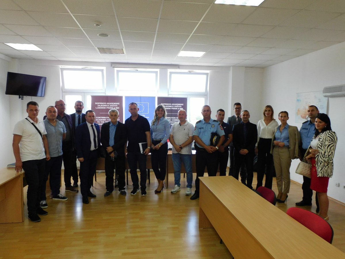 UniversityPEM's tweet photo. U Banjoj Luci održano je drugo predstavljanje Izveštaja o borbi za ljduska prava u 🇧🇦izrađenog u sklopu CAHR projekta, a uz finansijsku podršku 🇪🇺. Poštovanje ljudskog prava na slobodu mišljenja i izražavanja, mirnog okupljanja i slobodu kretanja. 
@euresurs

#humanrights https://t.co/3KwADfLNAn