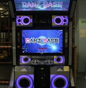 zasoda_22's tweet photo. MY GLASSES FLEW AWAY WHEN I TRIED PLAYING A DANCING ARCADE GAME MIDWAY THROUGH. I STILL CONTINUED PLAYING IT PFFT.
I COULDN'T FIND MY GLASSES FOR A FEW MINUTES AND I ASKED A DAD TO HELP ME FIND THEM. THANK YOU SIR, YOU THE G. So embarrassing tho.
#danzbase https://t.co/jCVfdbmfQO