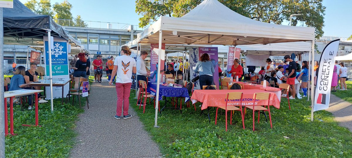 ALUMNI_INSALYON's tweet photo. #AlumniINSALyon, nous étions présents sur la chaine de rentrée des 1ères année. 2 jours à la rencontre des tous ces jeunes à la fois impatients de s'approprier le campus #INSALyon et un peu craintifs de ce qui va leur arriver ! https://t.co/zf07YaJ4L3