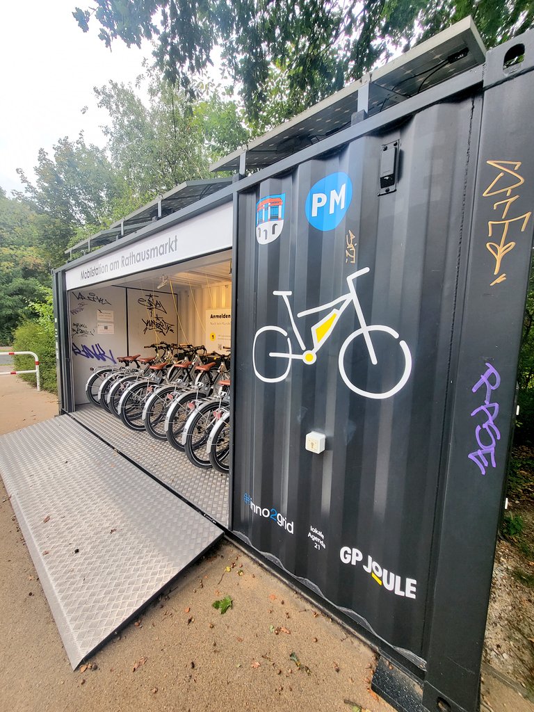 Storch_i's tweet photo. So einfach kann man geteilte E-Fahrräder in den ländlichen Raum bringen: mit einem Container von GP Joule - inklusive Solarmodulen oben drauf. Lässt sich überall aufstellen &amp; ergänzt Mobilität, da wo der ÖPNV Lücken im Netz hat. https://t.co/qgawHDnH9Z