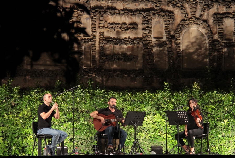 Momentos del maravilloso concierto que ofreció Southwest ayer en la XXIII Noches en los Jardines del Real Alcázar de Sevilla. (Foto © Actidea)