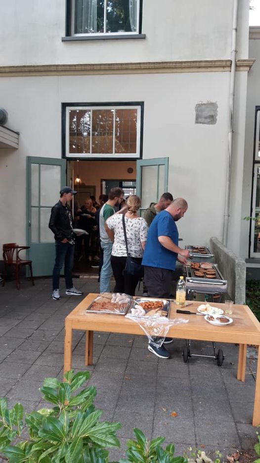 Outreachend055's tweet photo. Geslaagde en gezellige BBQ
Ruim 30 jongeren hebben gisteren genoten van de BBQ bij Inloophuis De Herberg Apeldoorn.🌞 https://t.co/97V9p0VgXo
