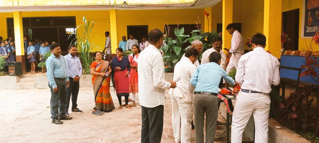 SukadasM's tweet photo. NSS इकाई शा.उ.मा.वि.कोठियागुड़ा में आज साक्षरता सप्ताह का समापन दिवस में जिला स्तर साक्षरता/शिक्षा के क्षेत्र में उत्कृष्ट कार्य करने वाले व्यक्तियों, स्वयंसेवी शिक्षा का सम्मान/प्रमाण पत्र का वितरण एवं सामूहिक संकल्प कार्यक्रम आयोजित किया गया। और हिंदी दिवस मनाया गया । @askabir_ https://t.co/cHDgpyXglf