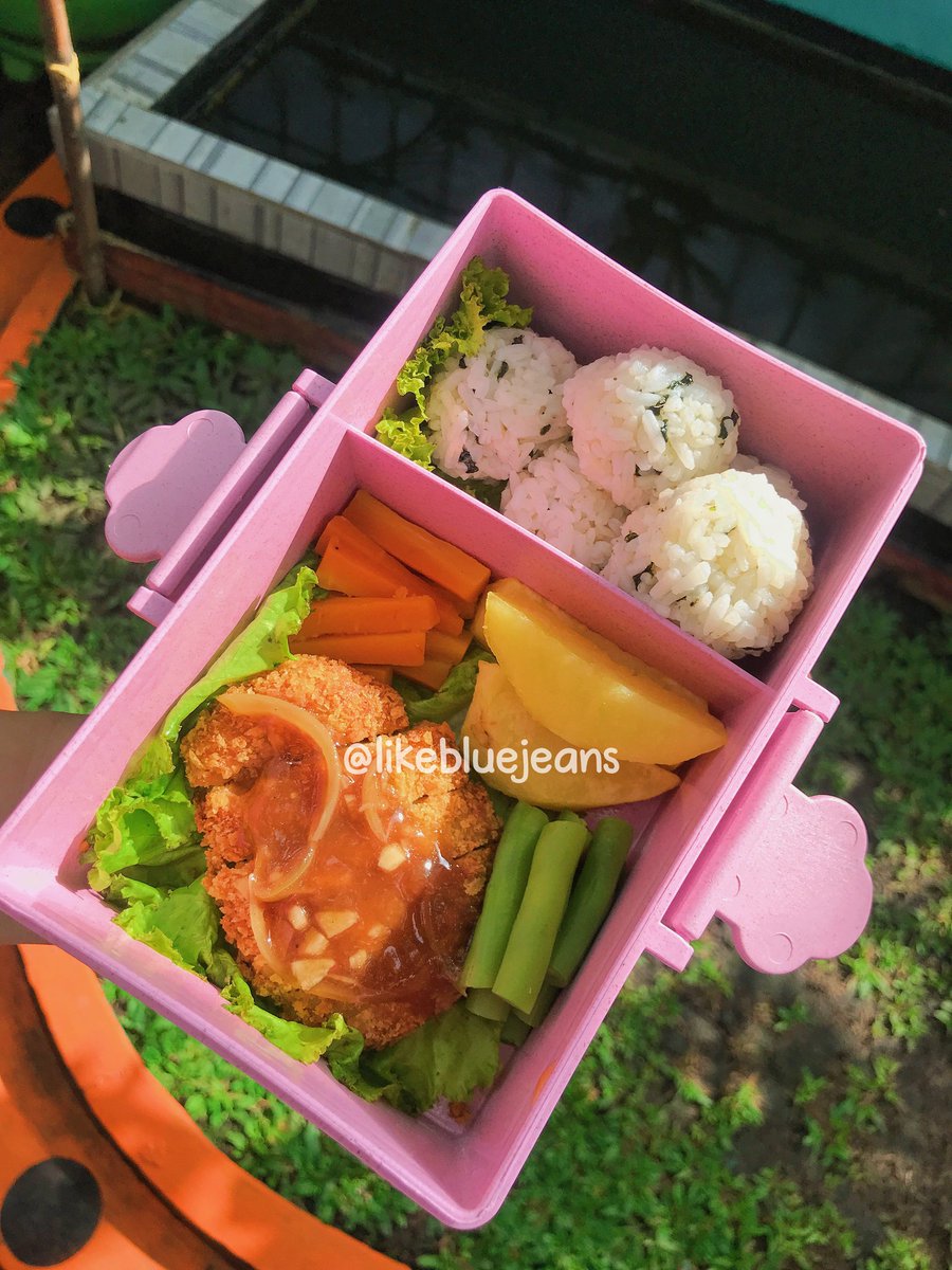likebluejeans's tweet photo. ✨ inspirasi bekal simpel ✨
#cookingwithmel

tempe katsu saus teriyaki + nasi kepal nori tabur https://t.co/iWQw7Tmb2n