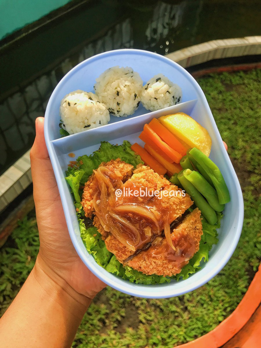 likebluejeans's tweet photo. ✨ inspirasi bekal simpel ✨
#cookingwithmel

tempe katsu saus teriyaki + nasi kepal nori tabur https://t.co/iWQw7Tmb2n