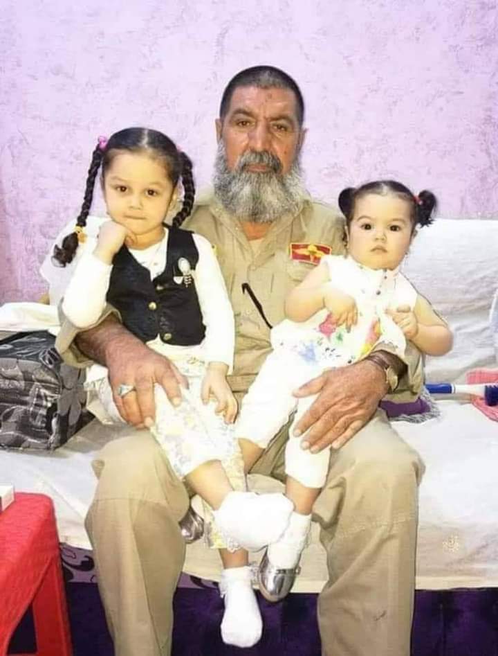 من استشهادك لليوم 
اني اتهم في اغتيالك ايران وليس داعـ.ش 
لانه القناص المتدرب في روسيا لا يعطي مسافة بينه وبين العدو الا في لحضة محاصرتهم من فصيلك 
ثانياً اخر تصريح لك على قناة فضائية وذكرت عن تواجدك في الحرب العراقية الايرانية وقتلت الكثير من الايرانيين هذا 
يتبع👇