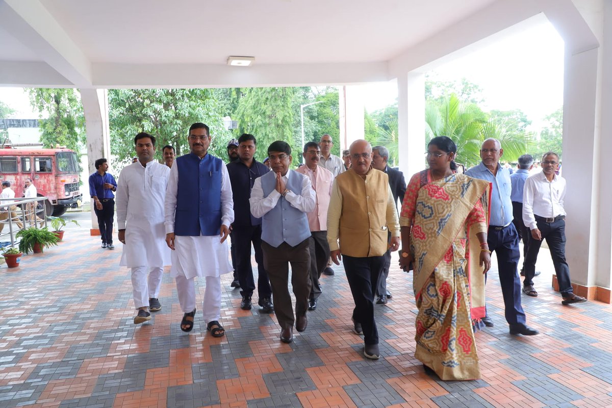 niamt_ranchi's tweet photo. Honorable Union Minister, MoE @Drsubhassarkar along with other Guest of Honour @dprakashbjp @AjaiChowdhry @RealPMPrasad1 
@Ashalakra79 @navinjaiswal4, Shri S.H. Arjunwadkar, Prof Dixit inaugurating international workshop on "Remanufacturing Capability Building" 
@EduMinOfIndia https://t.co/9sLcgrj4vc