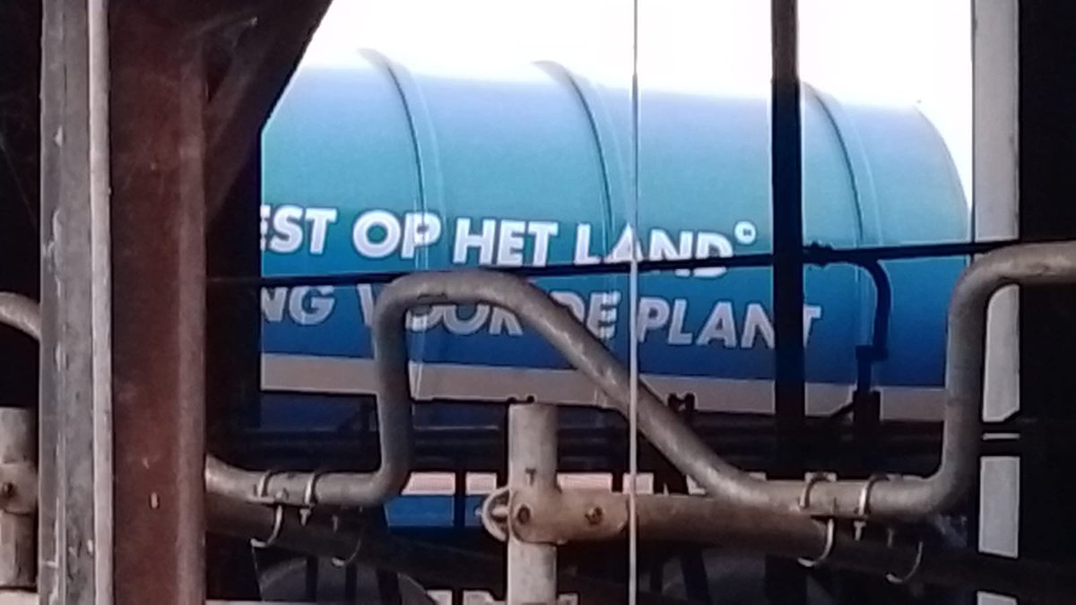 Prachtig spul uit de mestput gaat op transport naar het noorden van het land. 
Zelf ook hard nodig, maar volgens de becijferaars zonder enige boerenervaring kun je dit beter afvoeren en er kunstmest, dat speciaal moet worden geproduceerd, voor aankopen. #koekoek
#mestafvoer