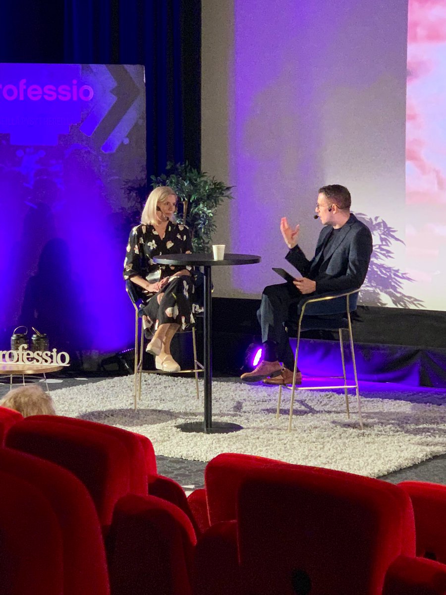 SannaHe's tweet photo. Battle of the bosses 🤭 Tänään #viestintä2022 lauteilla nykyinen pomo @kkaskeala ja entinen @kailipp  - mielettömiä ammattilaisia molemmat 👏 Kati kertomassa sisäisen viestinnän merkityksestä @FiskarsGroup’in brändin rakentamisessa ja merkityksellisyyden luomisessa. https://t.co/lSWuUWoIIe