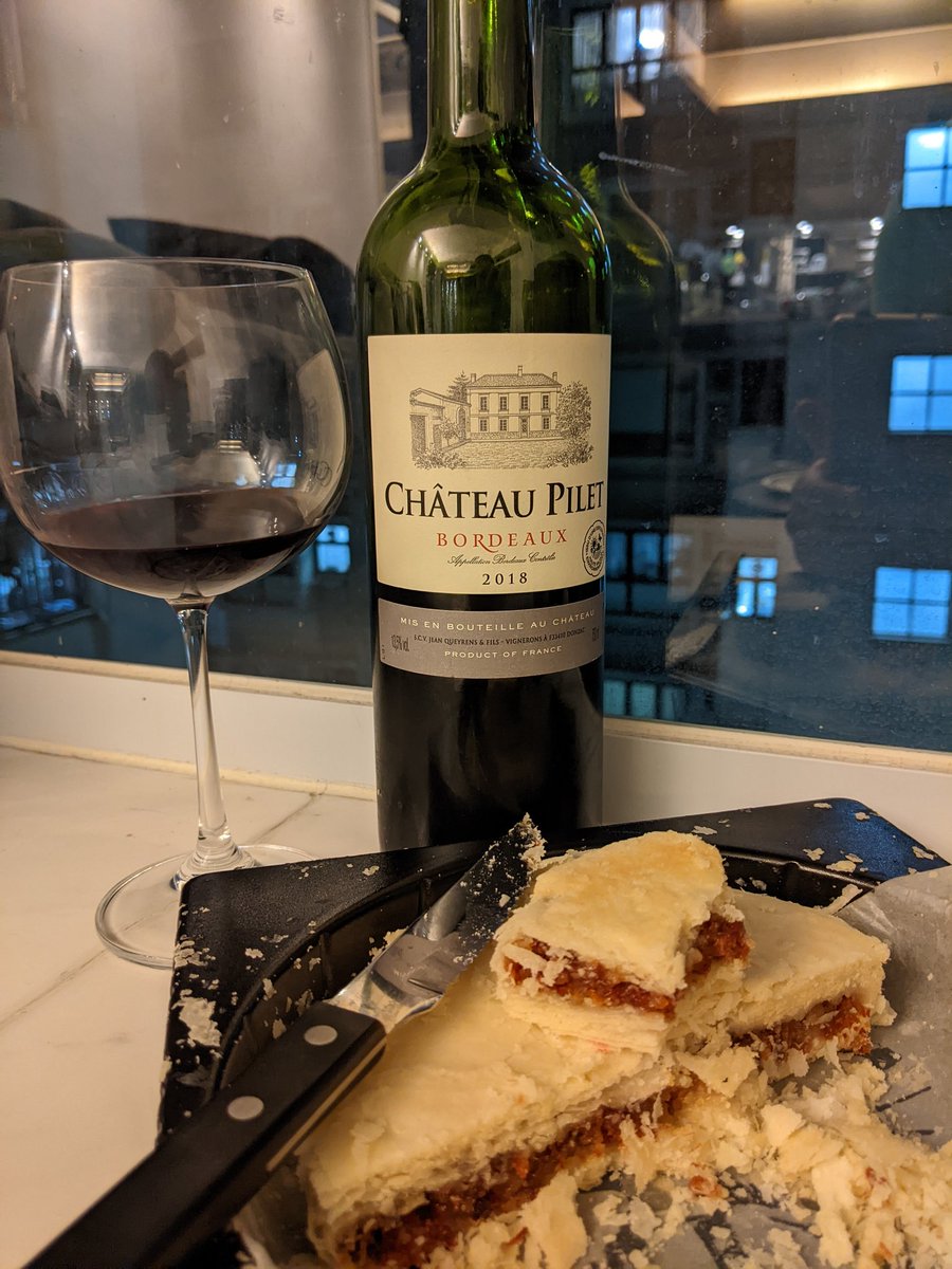 BlueHeartsUWS's tweet photo. #Savory #mooncake from #yunnan w/ #Jamon #CuredHam
Paring it with a glass of red wine was #TheKing
#XuanWei
#云南 Yúnnán 産の #塩漬けハム 入り #月餅 を赤ワインで。#王道 https://t.co/Za2mXBqL1i