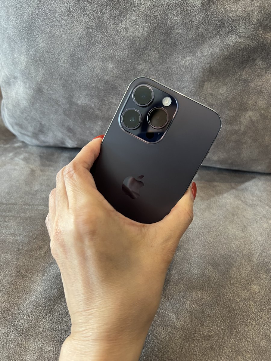 tukko's tweet photo. สวัสดี Apple iPhone 14 Pro Max สีม่วงเข้มเรียบหรู สุดยอดกล้องเทพ ปรับหน้าจอ font/widgets ได้ แบต 29 ชม. ถ่ายภาพยนตร์แบบ 4K ถ่ายเสร็จตัดต่อได้เลย จอภาพแบบ Always on ติดตลอดพร้อมใช้งาน ตรวจจับอุบัติเหตุ และการโทรขอความช่วยเหลือ https://t.co/H9xyRTrhzW https://t.co/hXhLGdCNcX