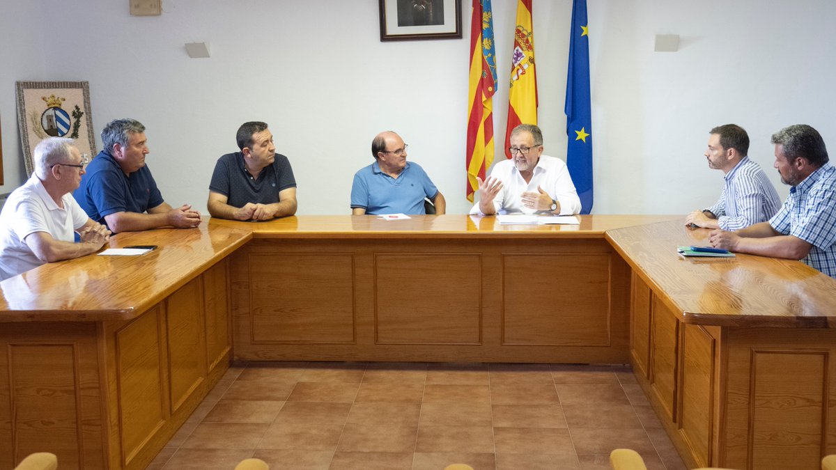 presidentjmarti's tweet photo. La @dipcas sempre està al costat dels municipis. Així ho vaig manifestar ahir en la reunió amb els alcaldes dels municipis afectats per l'Incendi de les #Useres i vaig traslladar el compromís de revitalitzar el turisme i complementar les ajudes.
🔗 https://t.co/7YsSjY8KLP https://t.co/vSQIOvNIsg