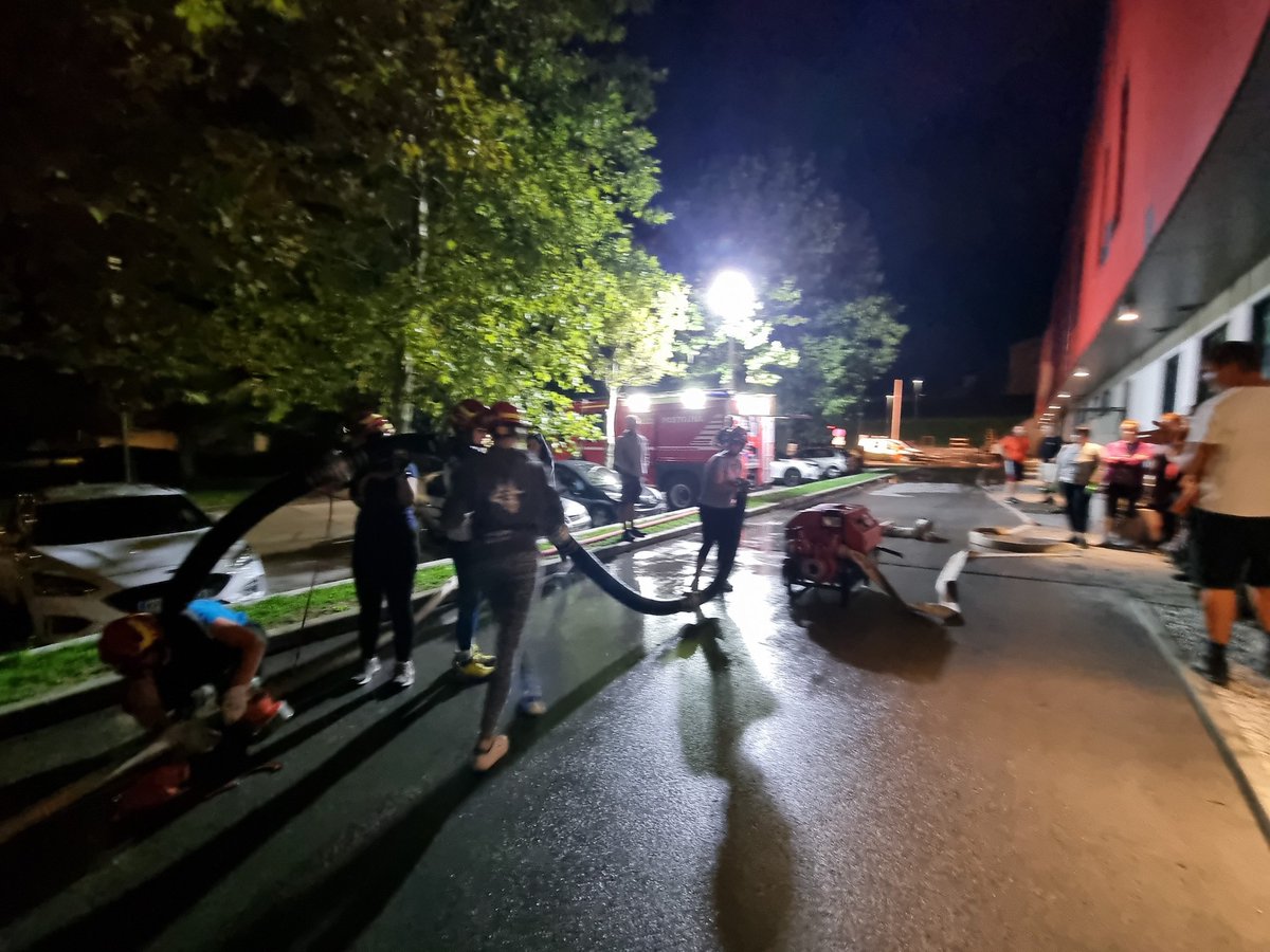 aandrejt's tweet photo. Preverite pretočnost žlebov, odtočnih jaškov in kanalov Obenem v nižje ležečih prostorih, v katerih je možnost poplav in zamakanja. Stvari, opremo, orodje prestavite v višje prostore S tem nam boste olajšali delo in zmanjšali možnost nastanka škode #napoved #samoodgovornost #vaje https://t.co/OBqgH4iX0l