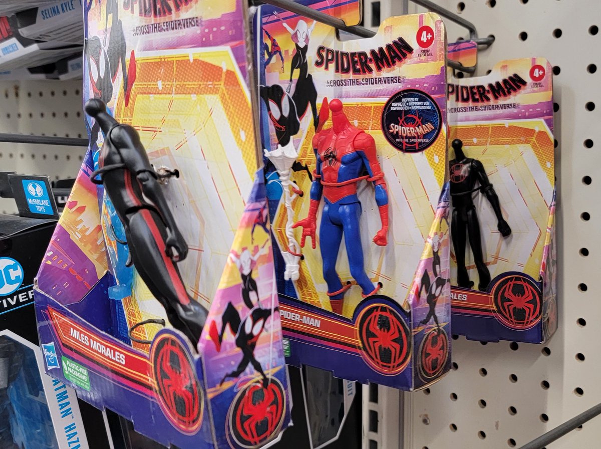OPTICS's tweet image. Hasbro Plastic free packaging strikes again w/ these Spider-Man Across the Spider-verse figures. First it was Lebron, now these... or is the head somewhere in the packaging? Front one was definitely messed with. Looked like they gave up on the figure and just went for the heads.