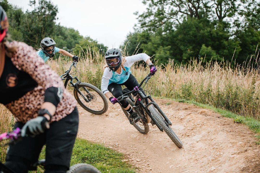 sheflies1's tweet photo. Mountain biking as a new She Flies sport. Discuss 👇
🏄‍♀️ @oliviatheengineer
📸 @sadiealdridge

#downhillher #dhgirls #downhill https://t.co/vHGGRmAlbX