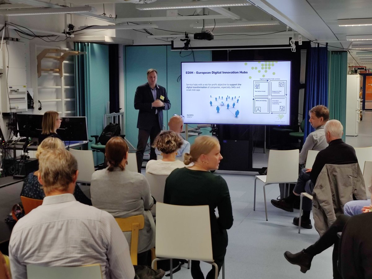 Kimmo Solehmainen #KuopioHealth'sta kertoo #EDIH-hankkeen eli #European #Digital #Innovation Hubista täydelle tuvalle <a href="/UniEastFinland/">University of Eastern Finland</a> #HumeaLab'ssa. Mahtava tilaisuus alueen ja kansallisista hankkeista! 
Yksi monista eduista Kuopio Healthiin kuulumisesta: <a href="/AkiGrohn/">Aki Gröhn</a>. @KYS_Sairaala