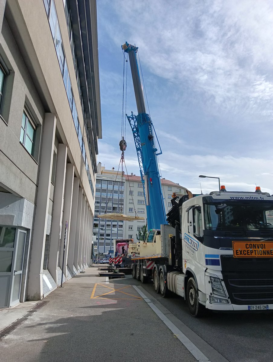 Des moyens spectaculaires mis en place pr l'installation d'une 2e IRM à la Clinique #mutualiste <a href="/AesioSante/">AÉSIO Santé</a>: l'appareil a été porté ds les airs, au dessus de la clinique avant de se poser dans la cour intérieure et rejoindre son emplacement définitif au sein du service de radio