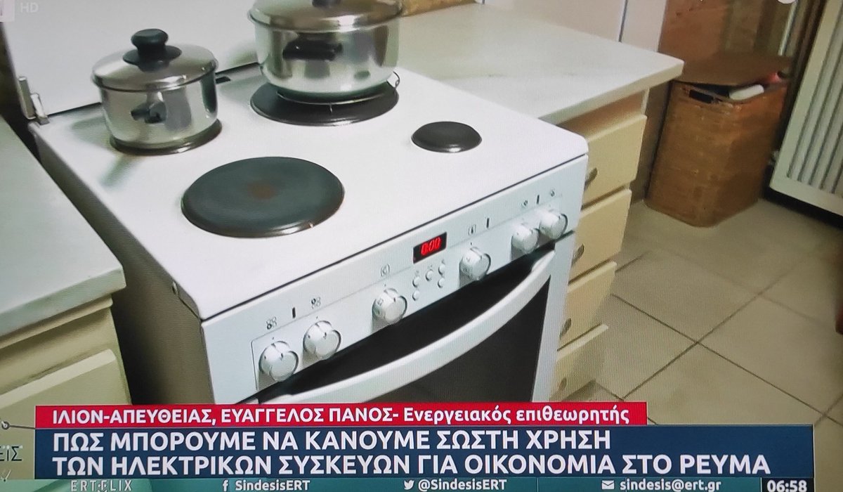 konel_valar's tweet photo. Μετά από 3 μνημόνια, νομίζουν ότι δεν ξέρουμε να κάνουμε οικονομία στο ρευμα, στη θέρμανση, στο φαγητό, στη βενζινη, στην καταθλιψη, στα νεύρα μας, στις χριστοπαναγιες. Αυτούς περιμέναμε να μας πουν. https://t.co/KsbK2mQPOc