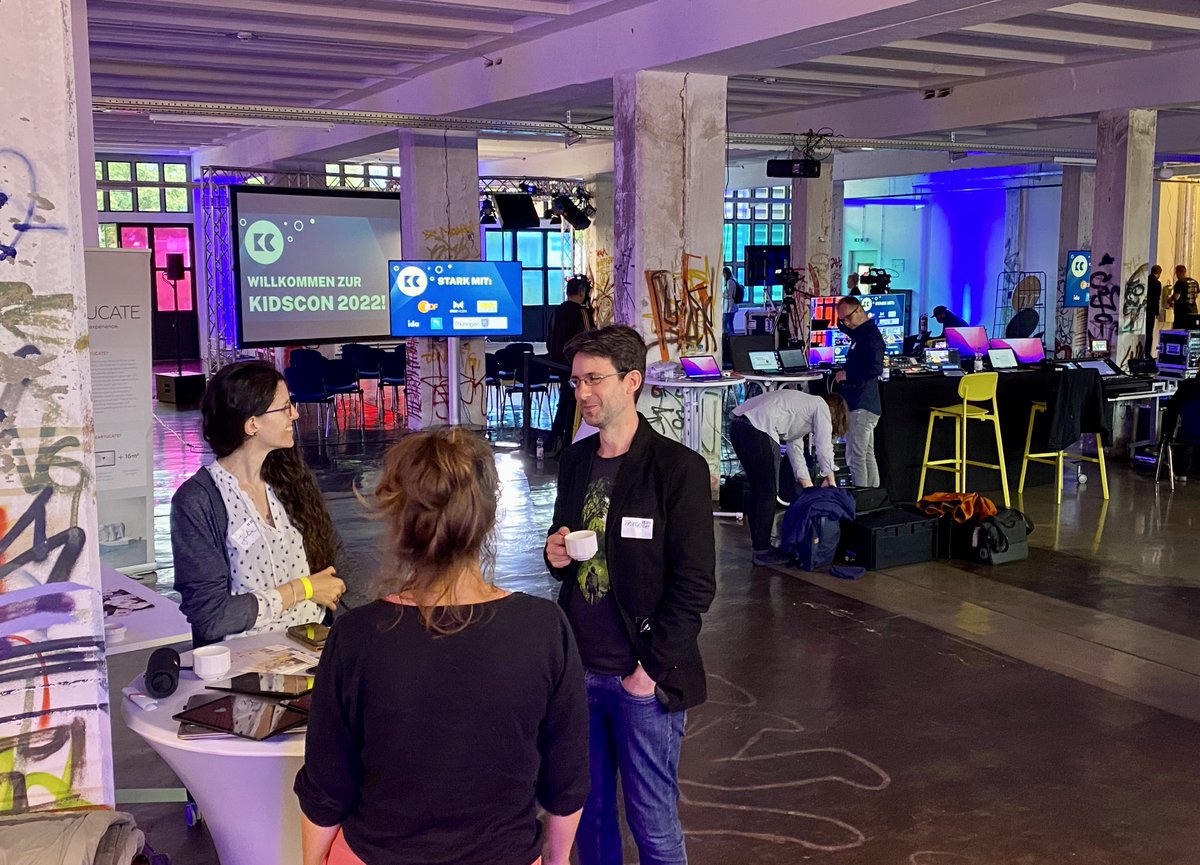kidscon_space's tweet photo. 🟢 Die kidsCon geht los! Für alle, die nicht dabei sein können:  Unter #kidsCon2022 gibt es Insights aus Keynote und Talks. Hier geht’s zum Programm 👉🏻 https://t.co/UipNZnFS0a https://t.co/MGJvpefn7Q