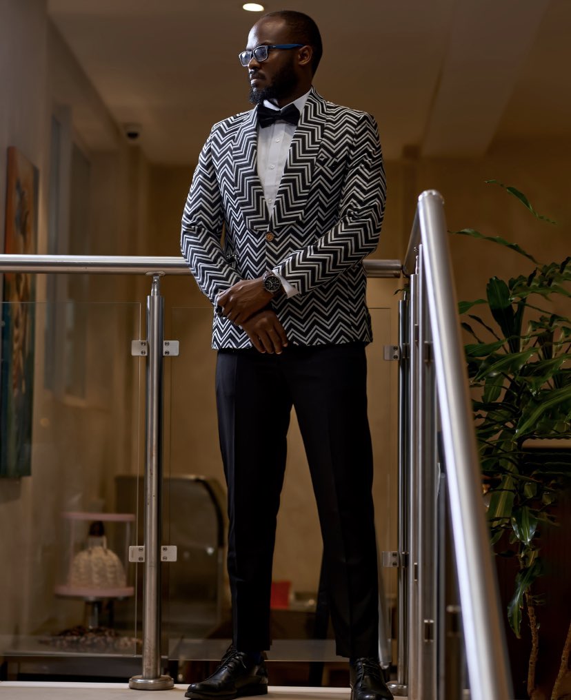 ricnicclothing's tweet photo. A bold and modern black &amp; white chevron fabric with zigzag stripes. Chevron patterns suit jacket is suitable for weddings,graduation ceremonies, dates  and yacht parties. Bespoke suit made by @ricnicclothing https://t.co/GJZzSvqpD7