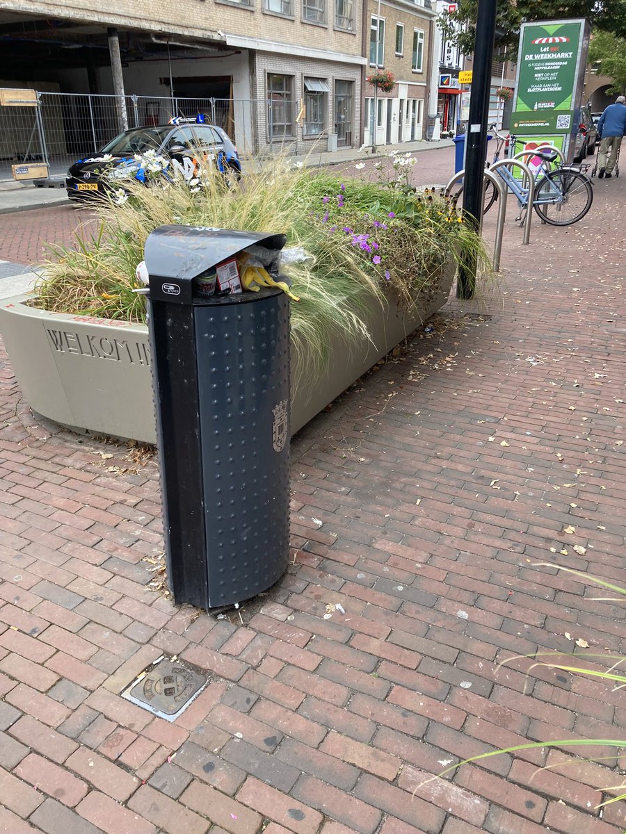 geransmeppel's tweet photo. @GemeenteMeppel hoek Hoofdstraat /Brouwerstraat overvolle vuilnisbak en er word nooit geveegd aan de achterkant van de plantenbak en plantenbak zelf is ook een wildernis.
Kan hier wat aangedaan worden ?
Het staat beide voor onze etalage https://t.co/N0qAQ73hzz
