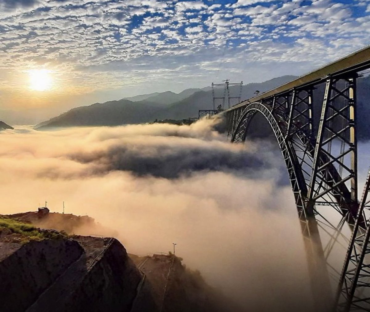 A sight of the breathtakingly beautiful Chenab Bridge,Reasi.
This heaven is our Bharat , our Jammu and Kashmir.
This is constructed  by hard work of our engineers and GoI . 
Thank you #Engineers 🙏🏻.
#EngineersDay