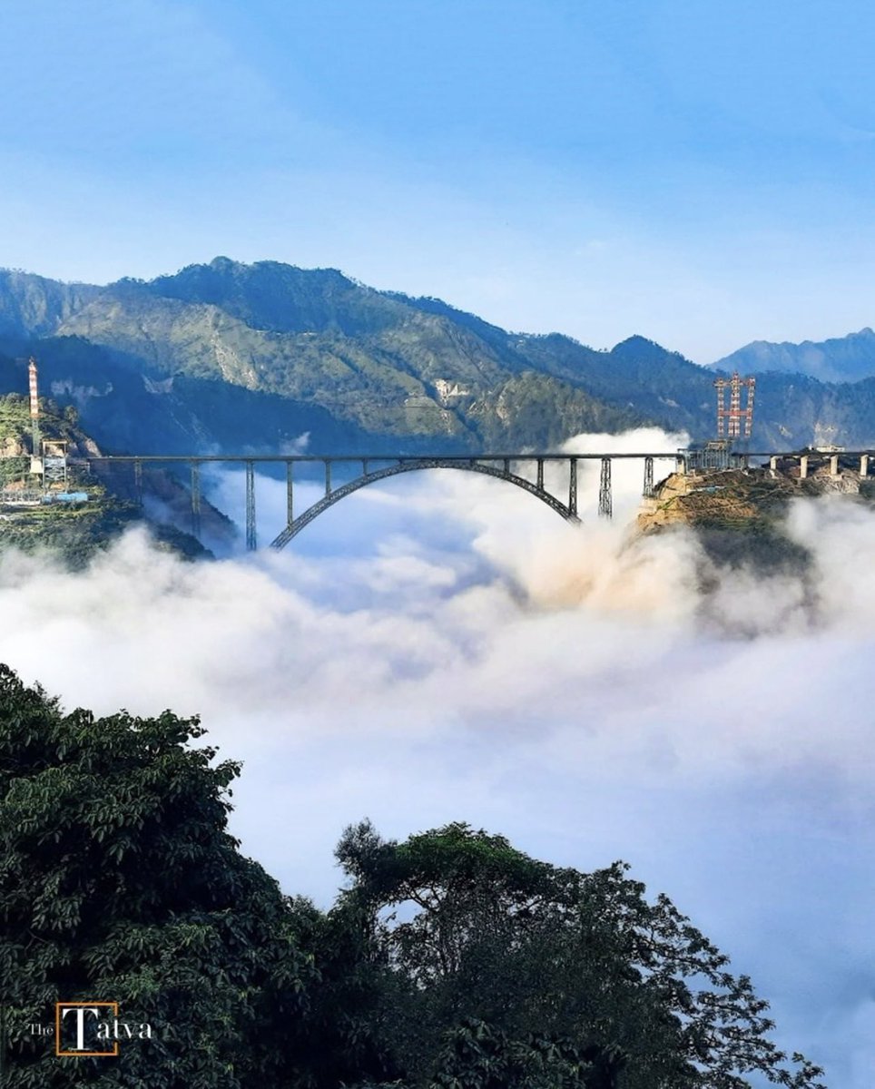 drmonika_langeh's tweet photo. A sight of the breathtakingly beautiful Chenab Bridge,Reasi.
This heaven is our Bharat , our Jammu and Kashmir.
This is constructed  by hard work of our engineers and GoI . 
Thank you #Engineers 🙏🏻.
#EngineersDay https://t.co/RyO4T8IQlm